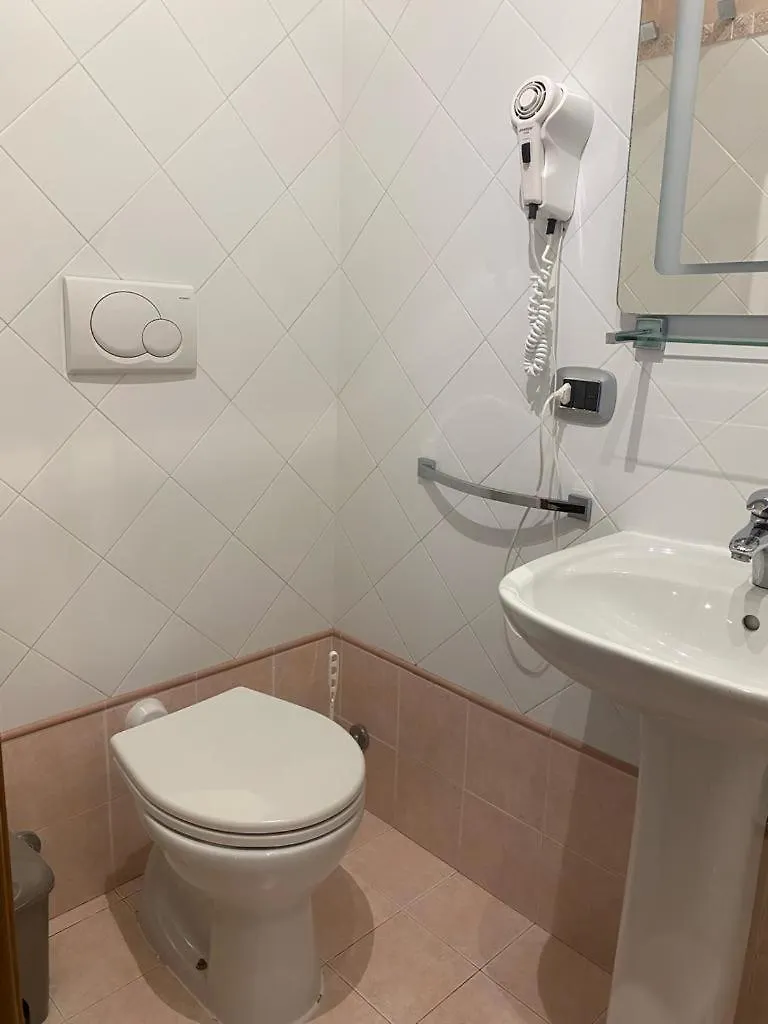 Airport Hotel Фьюмичино 2*,  Италия